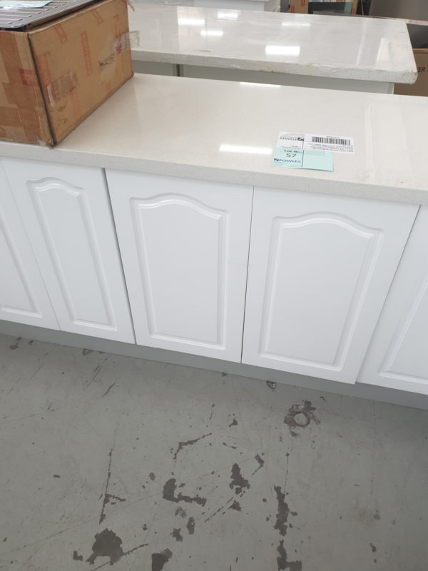 NEW L SHAPE KITCHEN IN HIGH GLOSS WHITE 2 PAC PAINTED FINISH WITH ARCH ROUTED PROFILE DOORS WITH CRYSTAL WHITE RECONSTITUTED STONE BENCH TOPS ALK7A/CW