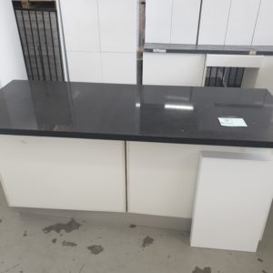 NEW L SHAPE KITCHEN WITH SEPARATE ISLAND BENCH TOP, IN HIGH GLOSS WHITE 2 PAC PAINTED FINISH WITH PLAIN PENCIL EDGE DOORS WITH STAR BLACK RECONSTITUTED STONE BENCH TOPS BL/K5A/SB