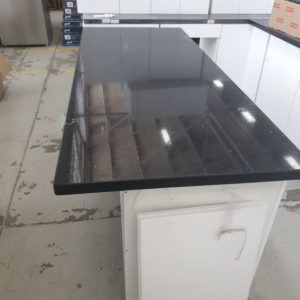 NEW L SHAPE KITCHEN WITH SEPARATE ISLAND BENCH IN HIGH GLOSS WHITE 2 PAC PAINTED FINISH WITH PLAIN PENCIL EDGE DOORS, WITH STAR BLACK RECONSTITUTED STONE BENCH TOPS BL/K5A/SB