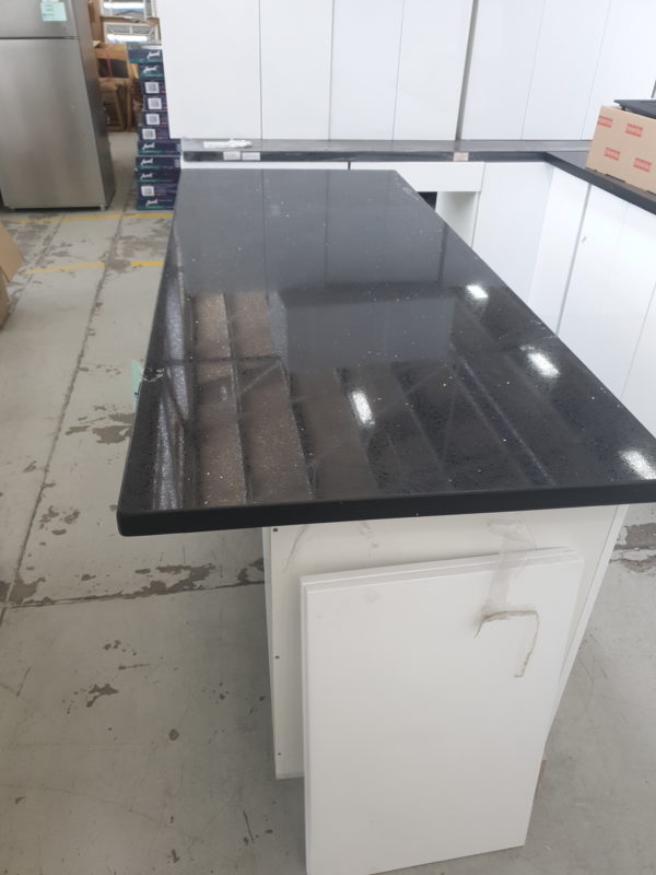 NEW L SHAPE KITCHEN WITH SEPARATE ISLAND BENCH IN HIGH GLOSS WHITE 2 PAC PAINTED FINISH WITH PLAIN PENCIL EDGE DOORS, WITH STAR BLACK RECONSTITUTED STONE BENCH TOPS BL/K5A/SB
