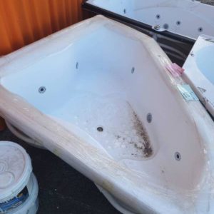 LANARK AUSTRALIAN MADE BATHROOOM SPA RENOVATOR CORNER 1500MM X 1500MM WITH 6 LARGE JETS WITH AIR BUTTON CONTROL RRP$1425 SLIGHT IMPERFECTIONS