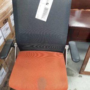 SECOND HAND - LOT OF 2 OFFICE CHAIRS SOLD AS IS