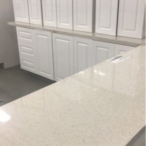 NEW L SHAPE KITCHEN IN HIGH GLOSS WHITE 2 PAC PAINTED FINISH WITH SQUARE ROUTED DOORS WITH STAR WHITE RECONSTITUTED STONE BENCH TOP AL/K10A/SW