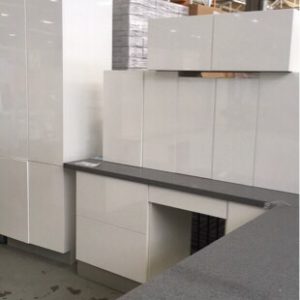 NEW L SHAPE KITCHEN IN HIGH GLOSS WHITE 2 PAC PAINTED FINISH WITH PLAIN PENCIL EDGE DOORS WITH STAR GREY RECONSTITUTED STONE BENCH TOPS K5A/SG
