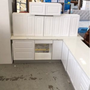 NEW L SHAPE KITCHEN IN HIGH GLOSS WHITE 2 PAC PAINTED FINISH WITH SQUARE ROUTED PROFILE DOORS STAR WHITE RECONSTITUTED STONE BENCH TOPS K10A/SG