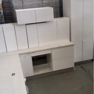 NEW L SHAPE KITCHEN IN HIGH GLOSS WHITE 2 PAC PAINTED FINISH WITH PLAIN PENCIL EDGE DOORS WITH STAR WHITE RECONSTITUTED STONE BENCH TOPS K5A/SW