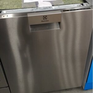ELECTROLUX ESF8735ROX 600MM S/STEEL DISHWASHER WITH COMFORT LIFT BIG DISH FRIENDLY WITH EXTRA DRY FUNCTION RRP$1373 WITH 6 MONTH WARRANTY S/N C74240092