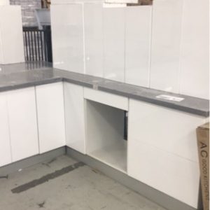 NEW L SHAPE KITCHEN IN HIGH GLOSS WHITE 2 PAC PAINTED FINISH WITH PENCIL EDGE PROFILE DOORS WITH STAR GREY STONE BENCH TOP K5A/SG
