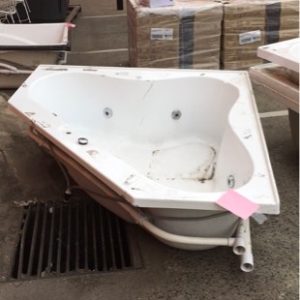 NEW LANARK RENOVATOR 1300 X 1300 CORNER SPA WITH 4 LARGE JETS EXCELLENT CONDITION PUMP IS NOT INCLUDED