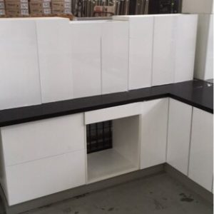 NEW L SHAPE KITCHEN IN HIGH GLOSS WHITE 2 PAC PAINTED FINISH WITH PLAIN PENCIL EDGE DOORS WITH STAR BLACK RECONSTITUTED STONE BENCH TOPS BL-K5A-SB