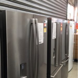 WESTINGHOUSE WHE6060SA FRENCH DOOR S/STEEL FRIDGE 605 LITRE WITH ICE & WATER FULLY ADJUSTABLE INTERIOR WITH SPILLSAFE GLASS SHELVES & LED LIGHT WITH EASY GLIDE CRISPERS RRP$2065 S/N B81474966 12 MONTH WARRANTY