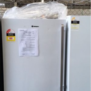 WESTINGHOUSE WFB4204WA 420LITRE WHITE WITH LONG POLE HANDLE VERTICAL FREEZER S/N B81371520 WITH 12 MONTH WARRANTY