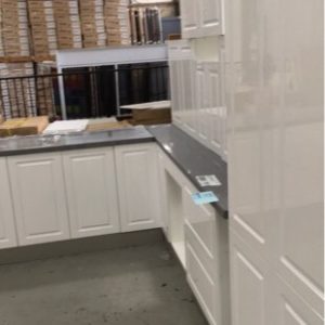 NEW L SHAPE KITCHEN IN HIGH GLOSS WHITE WITH SQUARE ROUTED PROFILE DOORS WITH STAR GREY RECONSTITUTED STONE BENCH TOPS AL/K10A/SG