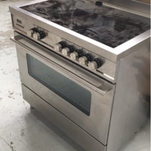 BRAND NEW EX DISPLAY HIGHLAND 90CM FREESTANING ELECTRIC OVEN WITH ELECTRIC INDUCTION COOKTOP RRP$4000 WITH 6 MONTH WARRANTY MODEL H9I09S1