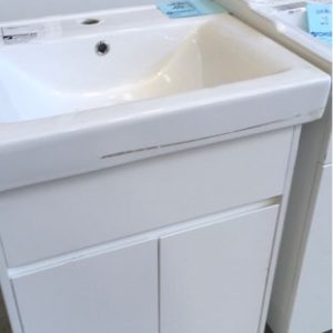 600MM FINGER PULL VANITY WITH 2 DOORS AND WHITE CERAMIC TOP 600-S439