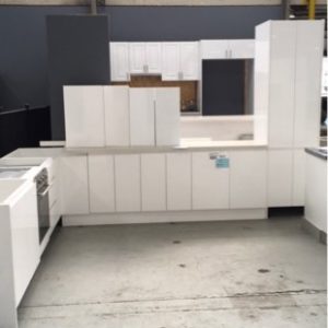 L SHAPE KITCHEN IN HIGH GLOSS WHITE 2 PAC PAINTED FINISH WITH FINGER PULL DOORS INCLUDES OVERHEADS AND PANTRY AND ELECTRIC OVEN **PLEASE NOTE DOES NOT INCLUDE BENCH TOPS & OVEN HAS NO WARRANTY SOLD AS IS*