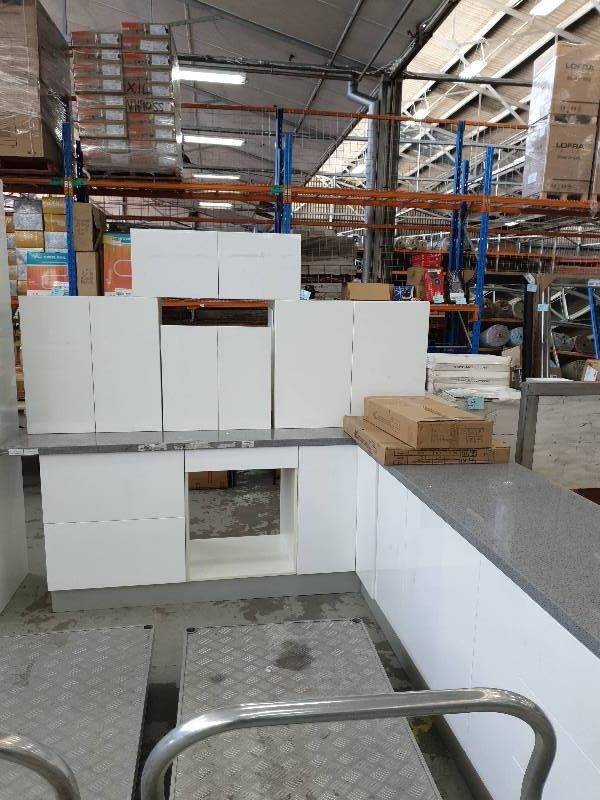 NEW L SHAPE KITCHEN IN HIGH GLOSS WHITE 2 PAC PAINTED FINISH WITH PLAIN PENCIL EDGE DOORS WITH STAR WHITE RECONSTITUTED STONE BENCH TOPS AL/K5A/SW