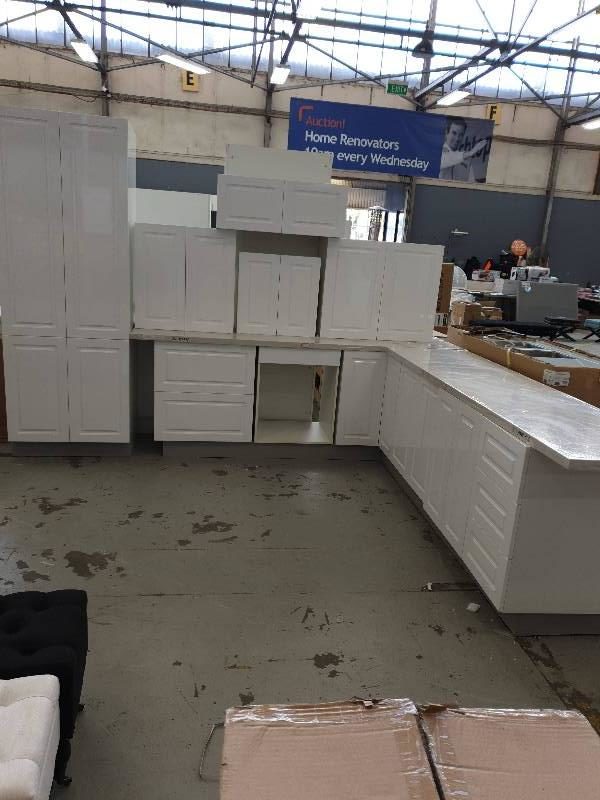 NEW L SHAPE KITCHEN IN HIGH GLOSS WHITE 2 PAC PAINTED FINISH WITH SQUARE ROUT DOORS WITH CRYSTAL WHITE RECONSTITUTED STONE BENCH TOPS AL/K10A/CW