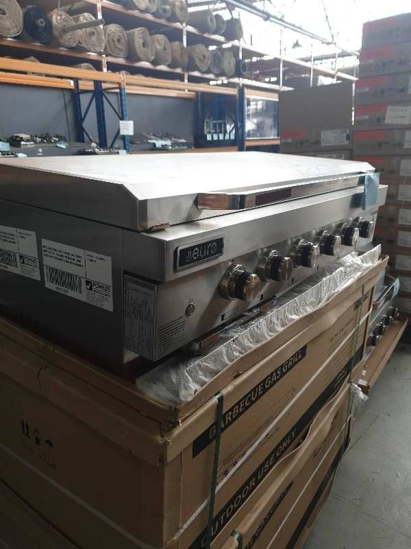 NEW EURO S/STEEL BUILT IN BBQ EAL1200FBQ WITH FLAT LID 6 BURNER WITH BLUE LIGHT KNOBS RRP$1970 WITH 12 MONTH WARRANTY