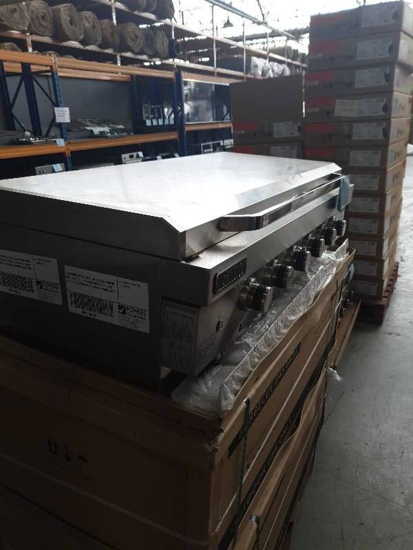 NEW EURO S/STEEL BUILT IN BBQ HN1200FBQ WITH FLAT LID 6 BURNER WITH BLUE LIGHT KNOBS RRP$1970 WITH 12 MONTH WARRANTY