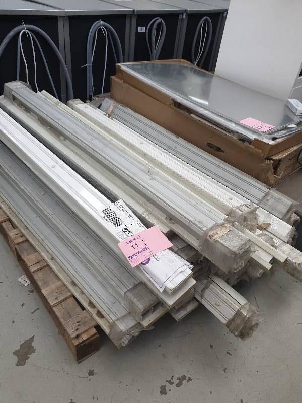 PALLET OF 26QTY CORINTHIAN QUICK SLIDE DOOR TRACKS VARIOUS SIZES WHITE & SILVER SOLD AS IS
