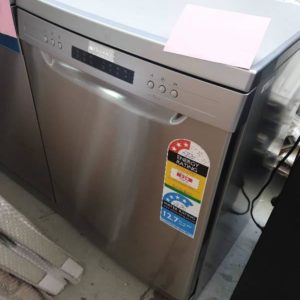 SMART INTEGRATED DISHWASHER WITH 3 MONTH BACK TO BASE WARRANTY STR141DWW X/N 450011888