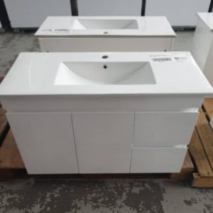 900MM WALL HUNG VANITY WITH GLOSS WHITE FINGER PULL DOORS LEFT AND 2 DRAWERS RIGHT WITH WHITE CERAMIC VANITY TOP