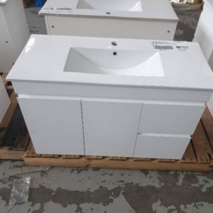 900MM WALL HUNG VANITY WITH GLOSS WHITE FINGER PULL DOORS LEFT AND 2 DRAWERS RIGHT WITH WHITE CERAMIC VANITY TOP