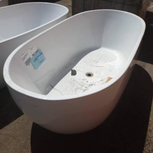 LUSH OVAL 1700MM WHITE ACRYLIC FREESTANDING BATH RRP$1099 MINOR IMPERFECTIONS