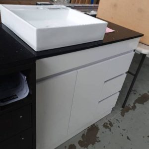 900MM WHITE GLOSS VANITY WITH DRAWERS RIGHT AND BLACK STONE VANITY TOP WITH ABOVE COUNTER BOWL