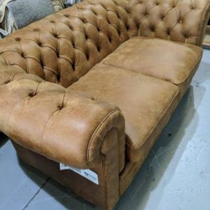 BRAND NEW TAN ANILINE BRUSHED LEATHER CHESTERFIELD STYLE UPHOLSTERED 2 SEATER COUCH