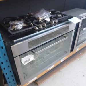 BRAND NEW EURO 900MM OVEN & 900MM COOKTOP PACKAGE OVEN IS 125LITRE GIANT OVEN ES9060DSXS WITH 8 COOKING FUNCTIONS MADE IN ITALY WITH 900MM BLACK GLASS 5 BURNER GAS COOKTOP ES90WGFDBL WOK ON LEFT HAND SIDE WITH FRONT CONTROLS BRAND NEW WITH 2 YEAR WARRANTY RRP$3149