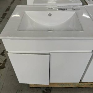 600MM WALL HUNG VANITY WITH FINGER PULL DOORS WHITE CERAMIC VANITY TOP SEW600
