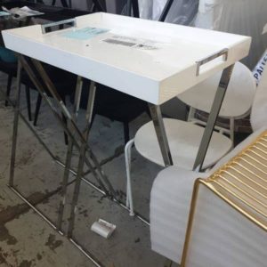 EX HIRE TALL WHITE TRAY TABLE ON CHROME LEGS TRAY IS CRACKED SOLD AS IS