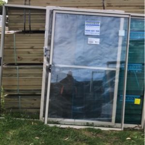 2100X2700 ALUMINIUM SLIDING DOOR UNIT WITH FLYSCREEN DOOR- (ALL WINDOW LOTS TO BE PURCHASED VIA ABSENTEE BIDDING ONLY. BIDS TO BE IN BY 10AM WEDNESDAY MORNING)