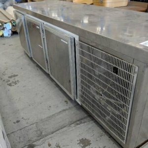 USED COMMERCIAL CATERING UNTESTED NO WARRANTY SOLD AS IS - LARGE S/STEEL UNDERBENCH FRIDGE COUNTER