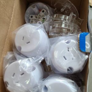 BOX OF 10PCS VYNCO SINGLE SURFACE SOCKET WITH CLIP ON BASE AND LOOP TERMINAL 88SS1