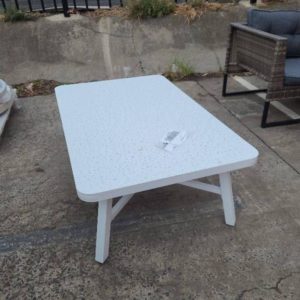 WHITE OUTDOOR COFFEE TABLE