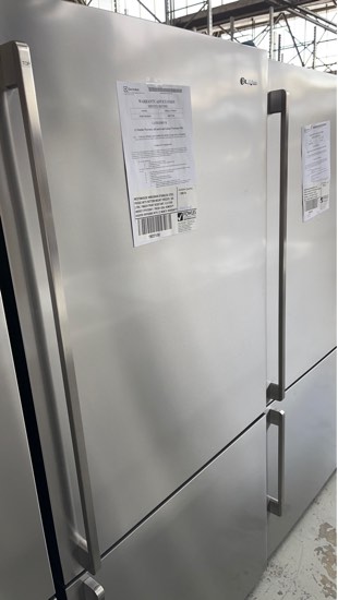 WESTINHOUSE WBE5304SB STAINLESS STEEL FRIDGE WITH BOTTOM MOUNT FREEZER 528 LITRE FINGER PRINT RESISTANT 4.5 STAR ENERGY EFFICIENCY FRESH SEAL HUMIDITY CRISPER RRP$2099 WITH 12 MONTH WARRANTY B 94971785