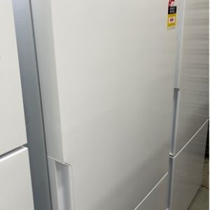 WESTINGHOUSE WBE5300WB WHITE FRIDGE WITH BOTTOM MOUNT FREEZER POCKET HANDLES 4.5 STAR ENERGY EFFICIENCY RRP$1699 WITH 12 MONTH WARRANTY B 02179952