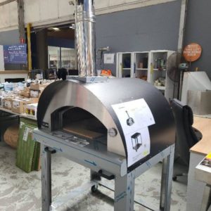 BRAND NEW EURO PIZZA OVEN ON STAND EPZ60BBS 60CM X 80CM HEAT UP IN APPROX 15 MINS TO SUIT 3 LARGE PIZZA'S VENTILATED DOOR WITH TIMBER HANDLE RRP$4325