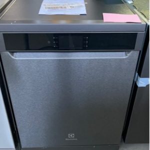 ELECTROLUX ESF6768KXA 600MM DISHWASHER DARK STAINLESS STEEL WITH 10 FLEXIBLE WASH PROGRAMS WITH 12 MONTH WARRANTY **VERTICAL SCRATCH ON FRONT** SOLD AS IS