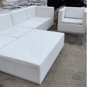 EX HIRE WHITE OUTDOOR MODULAR LOUNGE SOLD AS IS