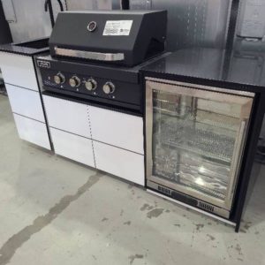 EX DISPLAY OUTDOOR BBQ KITCHEN WITH BLACK STONE TOP WITH WATERFALL SIDES WITH 900MM BUILT IN 4 BURNER BBQ WITH BLACK SINK AND TAP POLAR WHITE DOORS WITH BLACK SINGLE DOOR BAR FRIDGE DEO111111NB **FRIDGE HAS BROKEN HANDLE**