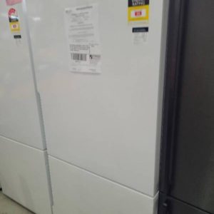 WESTINGHOUSE WBE5300WC-R WHITE FRIDGE WITH BOTTOM MOUNT FREEZER POCKET HANDLE 4.5 STAR ENERGY EFFICIENCY RRP$1599 WITH 12 MONTH WARRANTY