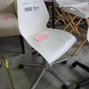 EX-HIRE WHITE PLASTIC OFFICE CHAIR ON WHEELS SOLD AS IS