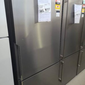 WESTINGHOUSE WBE4500SB 453 LITRE FRIDGE WITH BOTTOM MOUNT FREEZER FULL WIDTH CRIPSER LOCKABLE FAMILY COMPARTMENT 6 MONTH WARRANTY