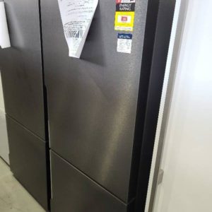 WESTINGHOUSE WBE4500BC 453 LITRE FRIDGE WITH BOTTOM MOUNT FREEZER DARK STAINLESS STEEL FULL WIDTH CRISPER WITH FAMILY SAFE LOCKABLE COMPARTMENT RRP$1458 WITH 12 MONTH WARRANTY