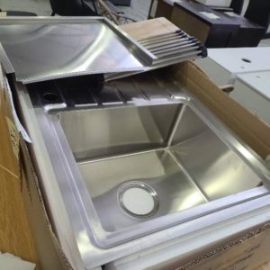PIOVANNA HANDMADE S/STEEL SINK WITH FULL SINK ACCESSORIES OF CHOPPING BOARD ROLL MATTCOLANDER & AND DRAINING BOARD 800MM X 500MM SINGLE BOWL DRAINER LEFT WITH 1 X ROUND WASTE MODEL PVSS2005L SINK MODEL WITH PVSSRM10 X1 PVSSCB10 X1 PVSSCL09 X1 & PVSSDB09 X1