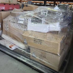 PALLET OF ASSORTED HARDWARE STOCK INCLUDING DOOR FURNITURE BATHROOM ACCESSORIES AND TAPWARE DS-PAL019